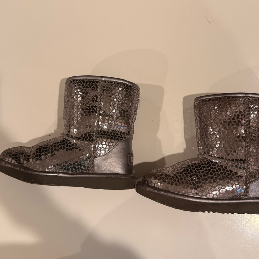UGG Girls Classic Gel Hearts Boots size 12 Sleek Silver - Picture 9 of 12